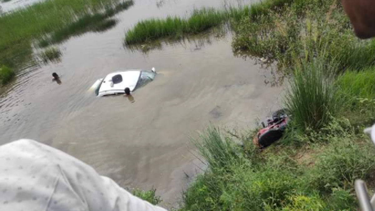 गड्ढे में गिरी कार एक परिवार के छह लोगों की मौत