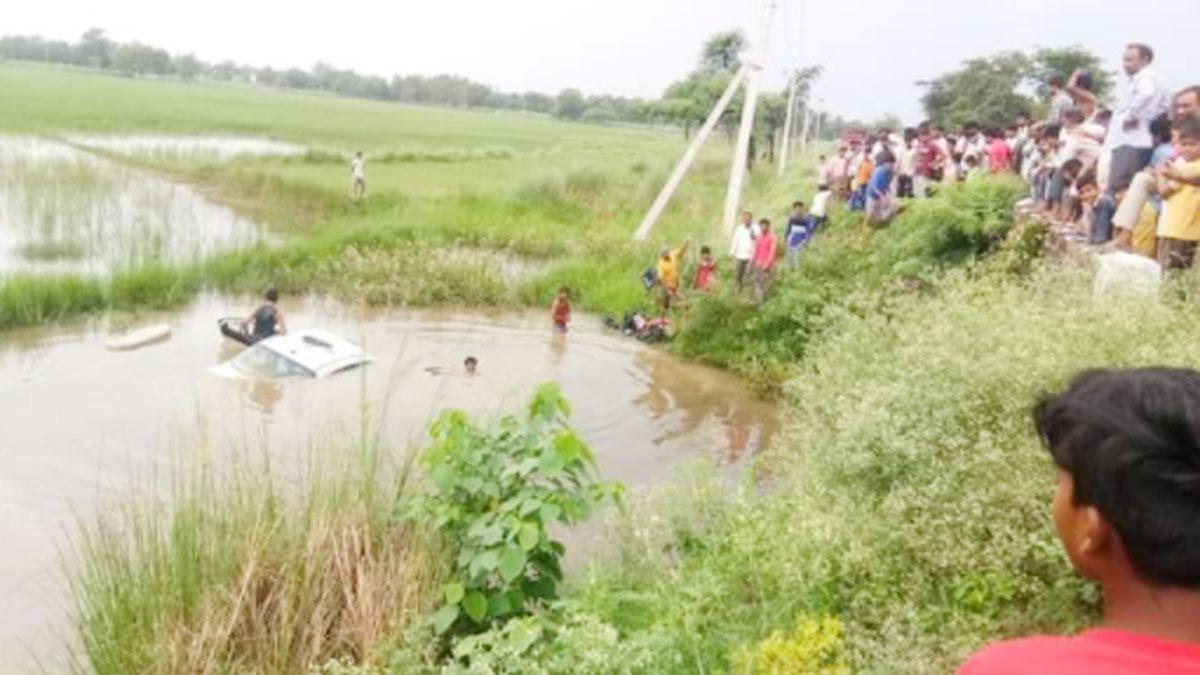 गड्ढे में गिरी कार एक परिवार के छह लोगों की मौत