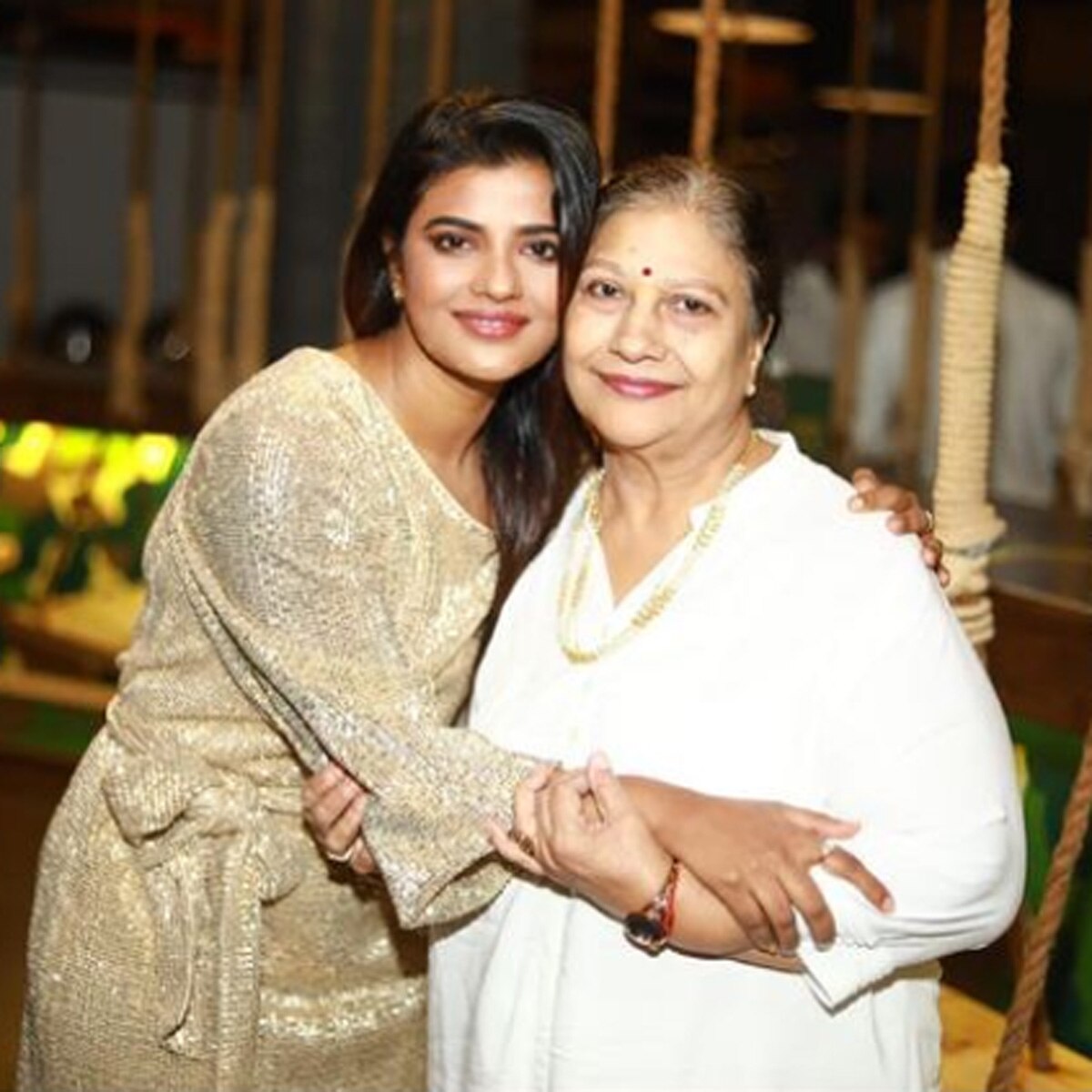 ऐश्वर्या राजेश और उनकी मां 