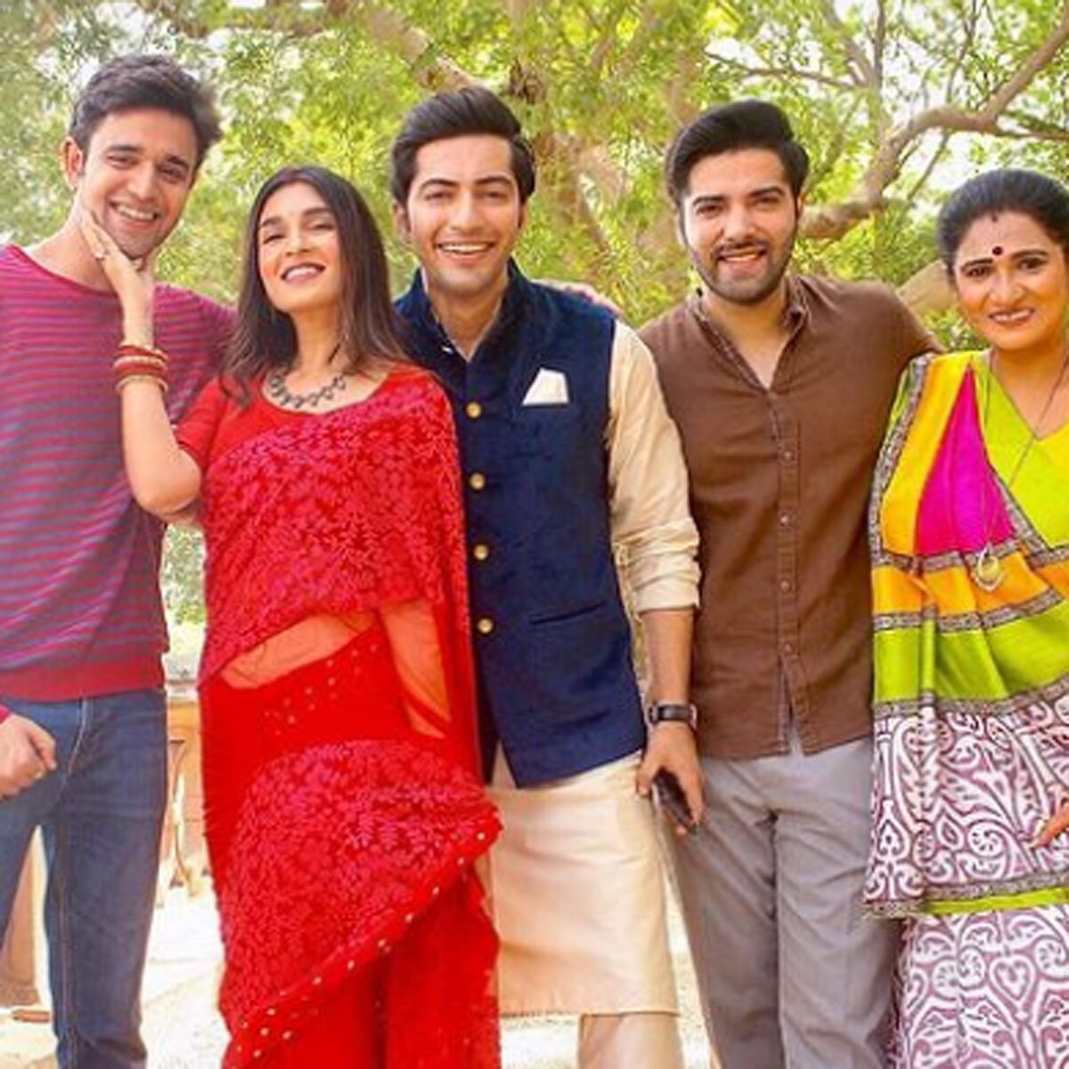 अक्षय खरोड‍िया पंड्या स्टोर कास्ट के साथ 