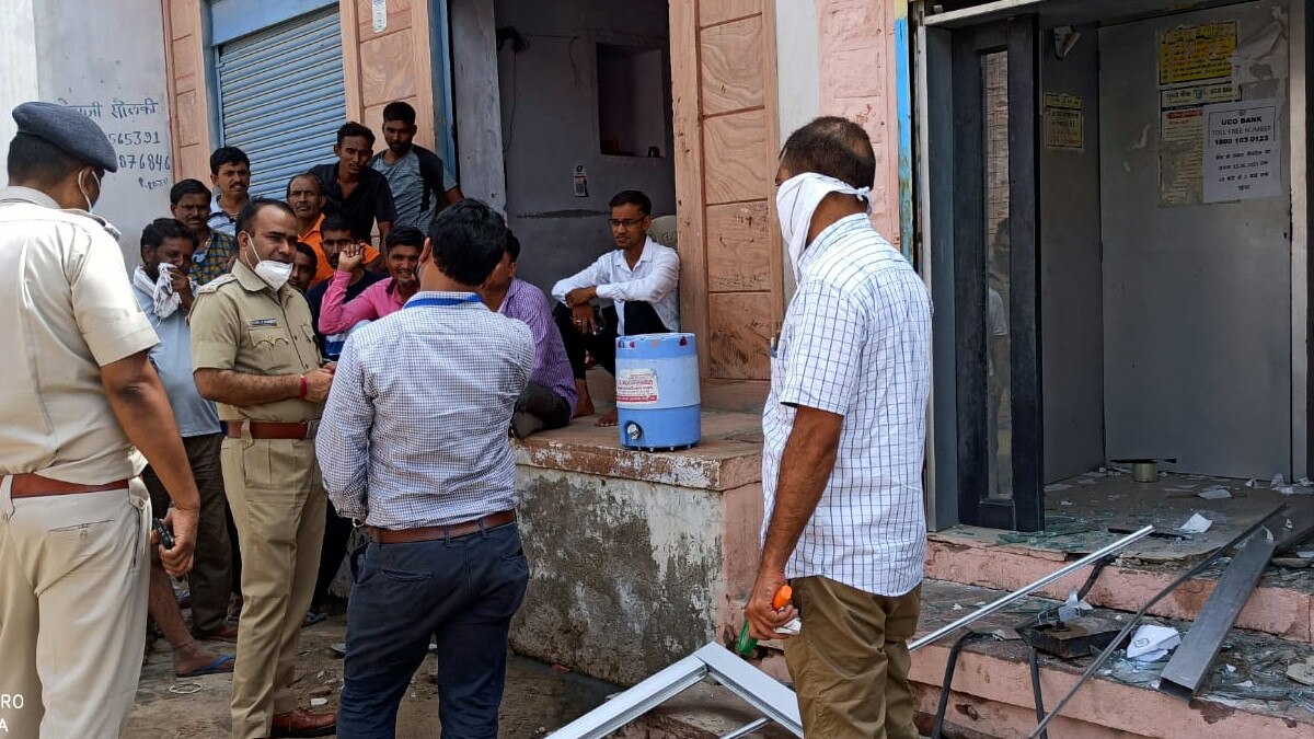 Thieves atm robbery cctv camera