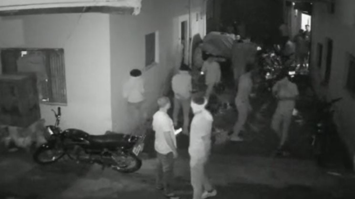 गुस्साए कुरियर बॉय ने कर दी फायरिंग 