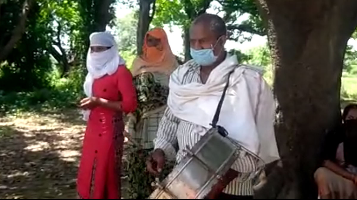 शादी के लिए युवक के घर युवती बैंड बाजा बरात लेकर पहुंची