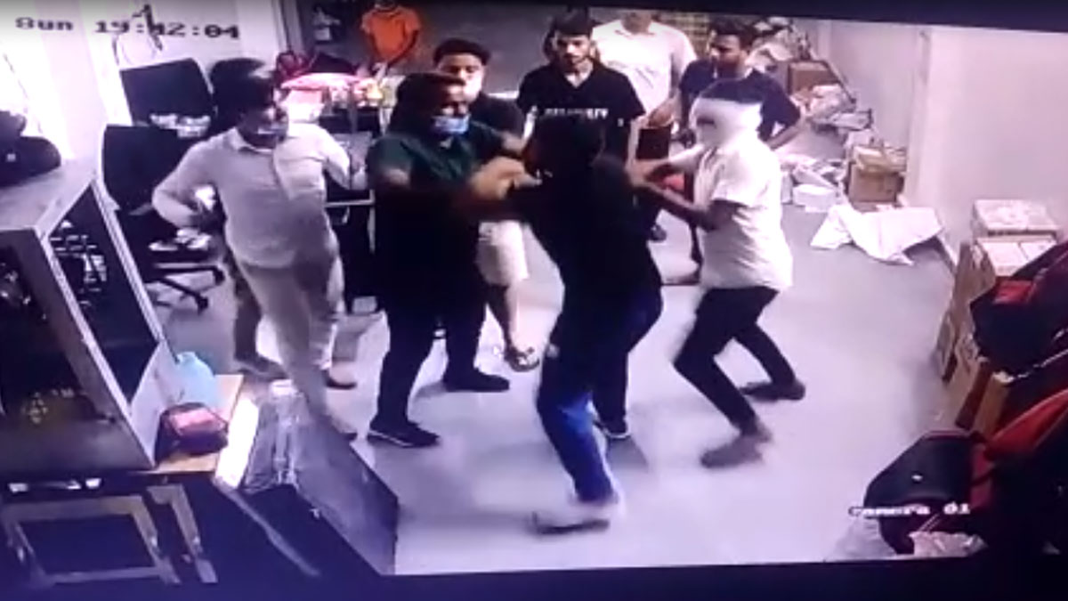 गुस्साए कुरियर बॉय ने कर दी फायरिंग 