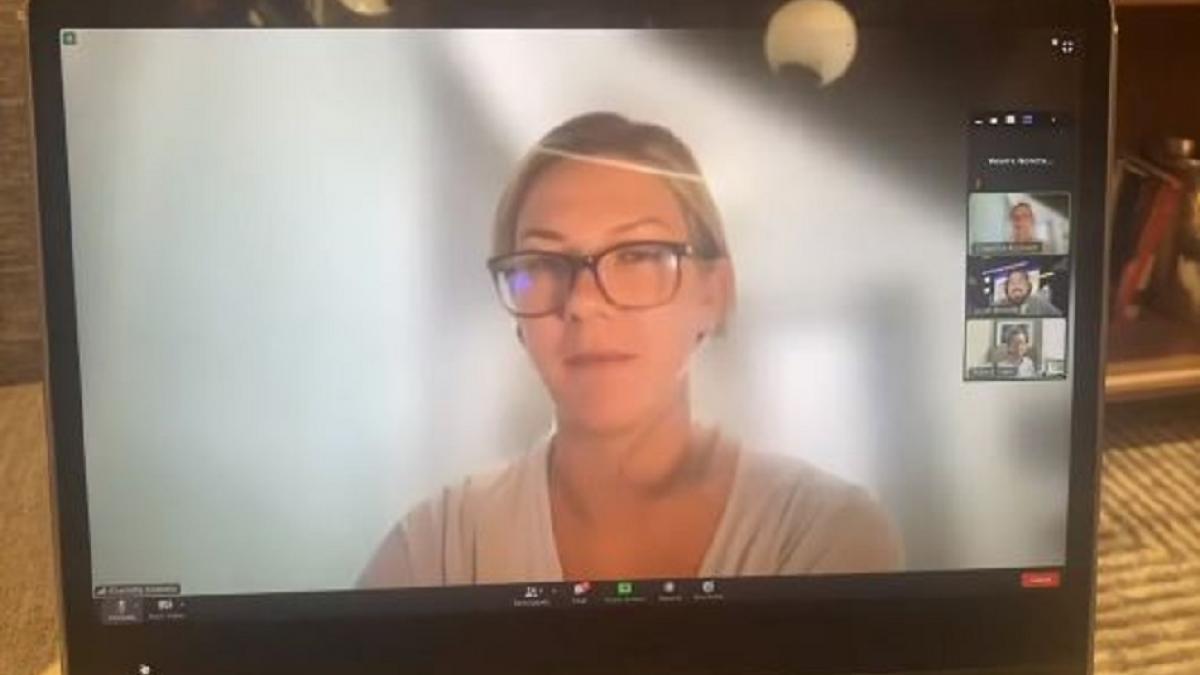 बॉस के साथ ऑनलाइन मीटिंग में महिला का हुआ 'बुरा हाल', VIDEO वायरल