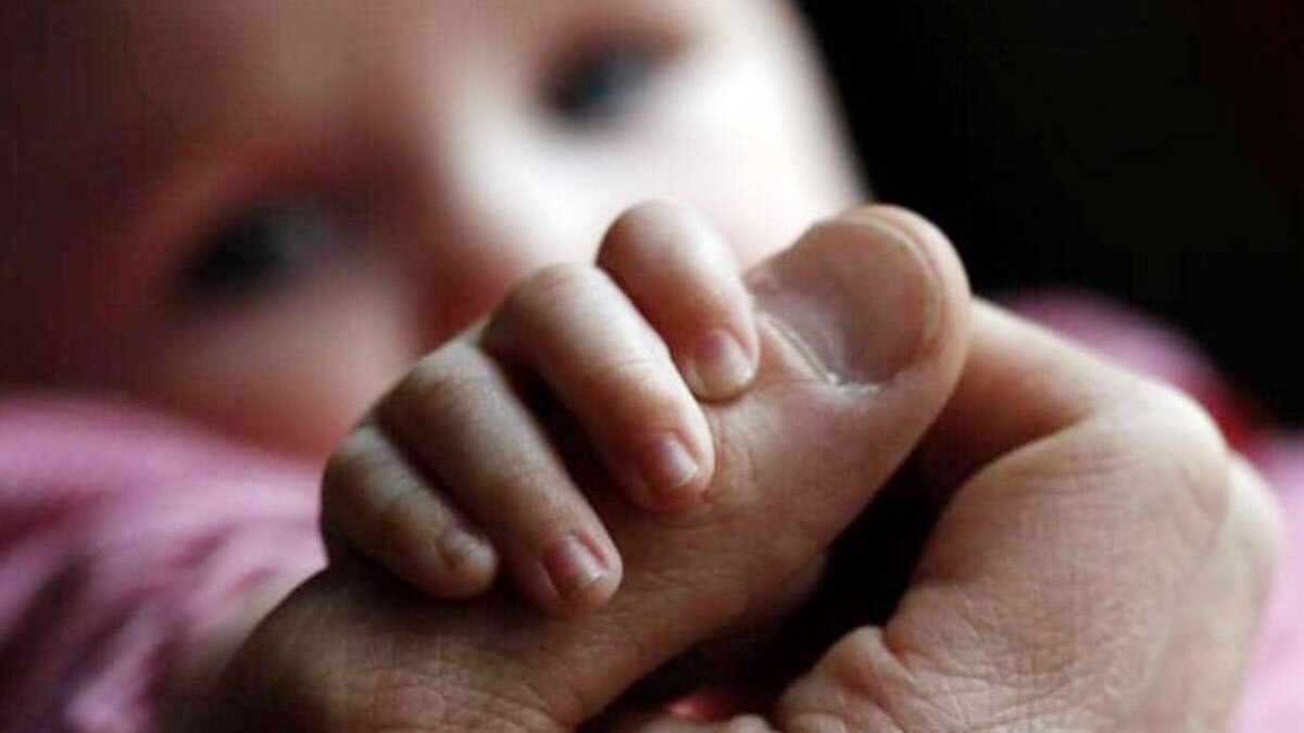 पैदा होते ही मां-बाप ने बेटे को बेच दिया  