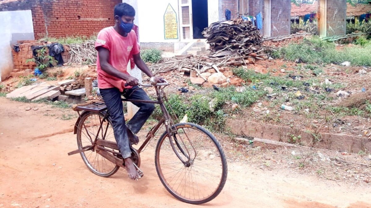 बेटे की दवा के लिए साइकिल से 300 किलोमीटर का सफर तय किया 