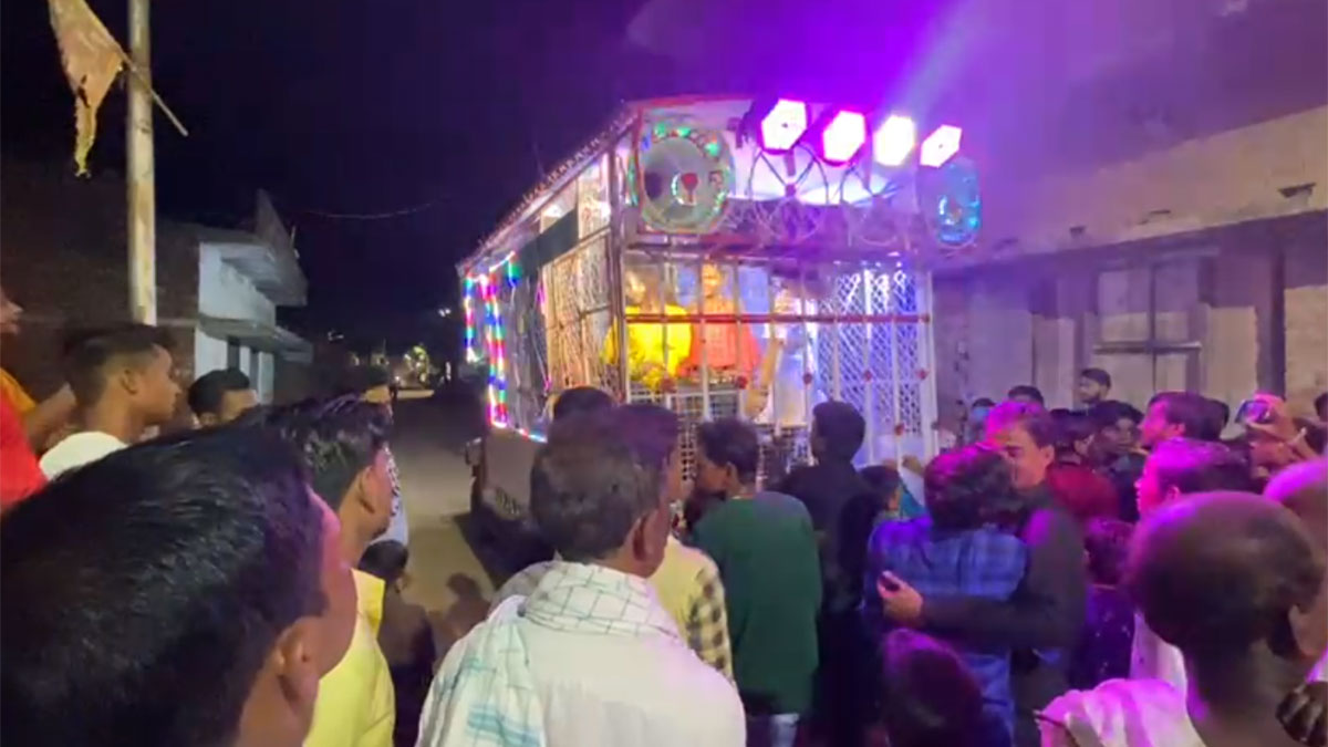 पिंजरे के अंदर बंद कर बार बालाओं से डांस कराया 