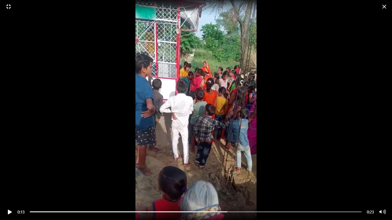 पिंजरे के अंदर बंद कर बार बालाओं से डांस कराया 