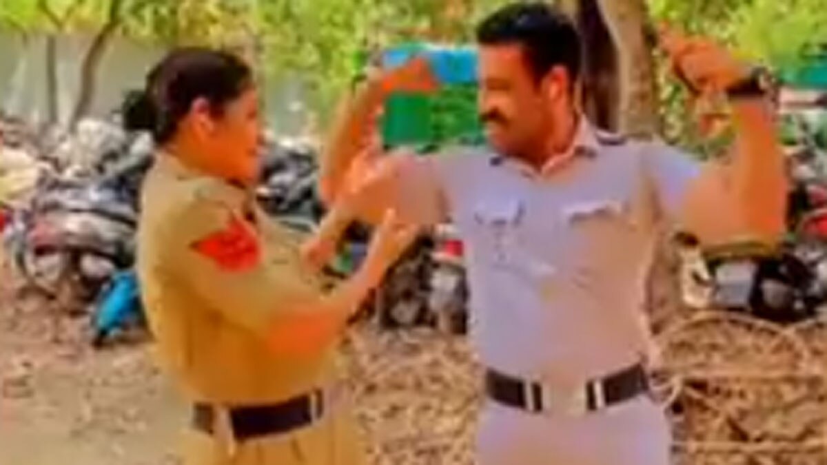 2 पुलिसकर्मियों के डांस-गाने का वीडियो वायरल