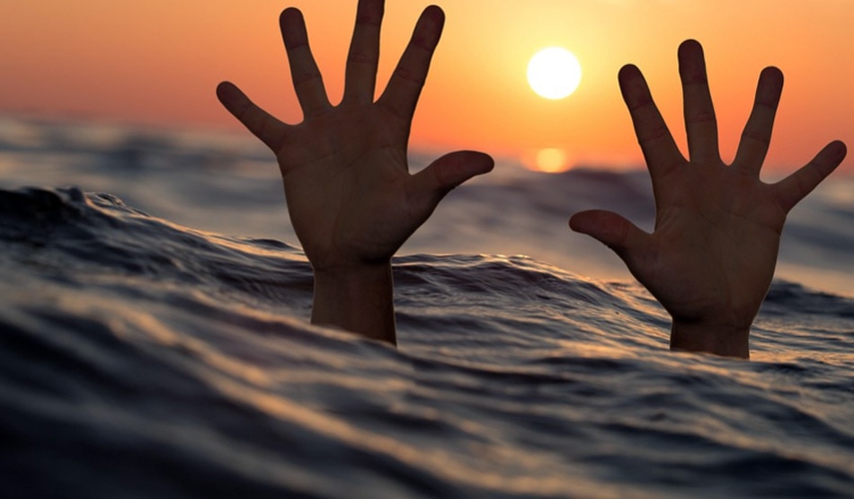 सपने में डूबते हुए को बचाना