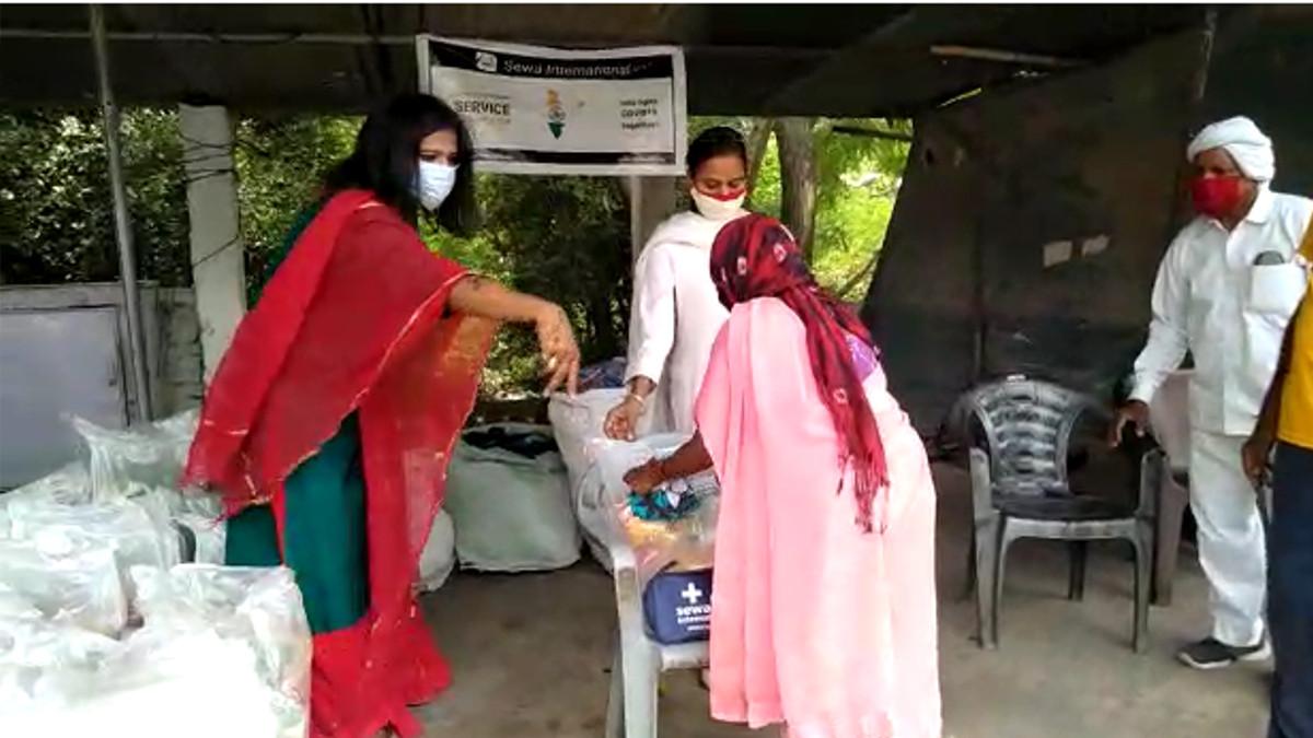 गरीबों की मदद करती ट्रांसजेंडर.