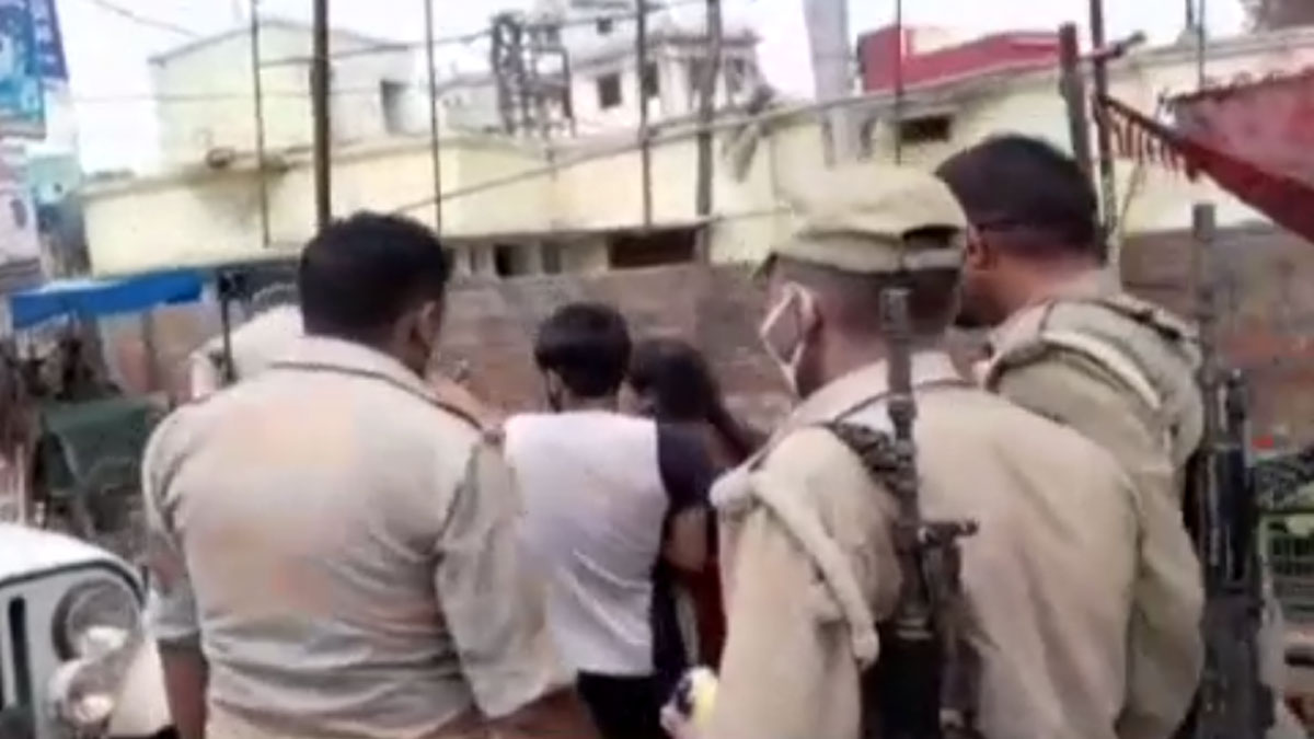 पति को बचाने के लिए पुलिस से भिड़ी महिला