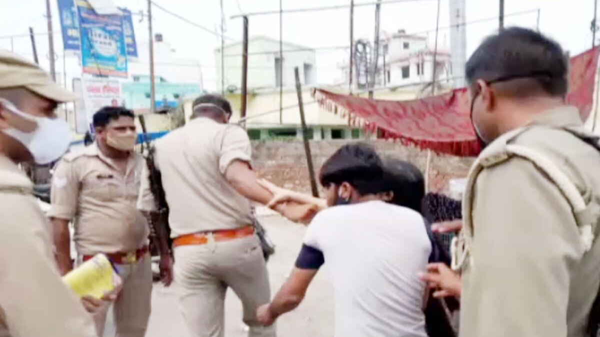 पति को बचाने के लिए पुलिस से भिड़ी महिला