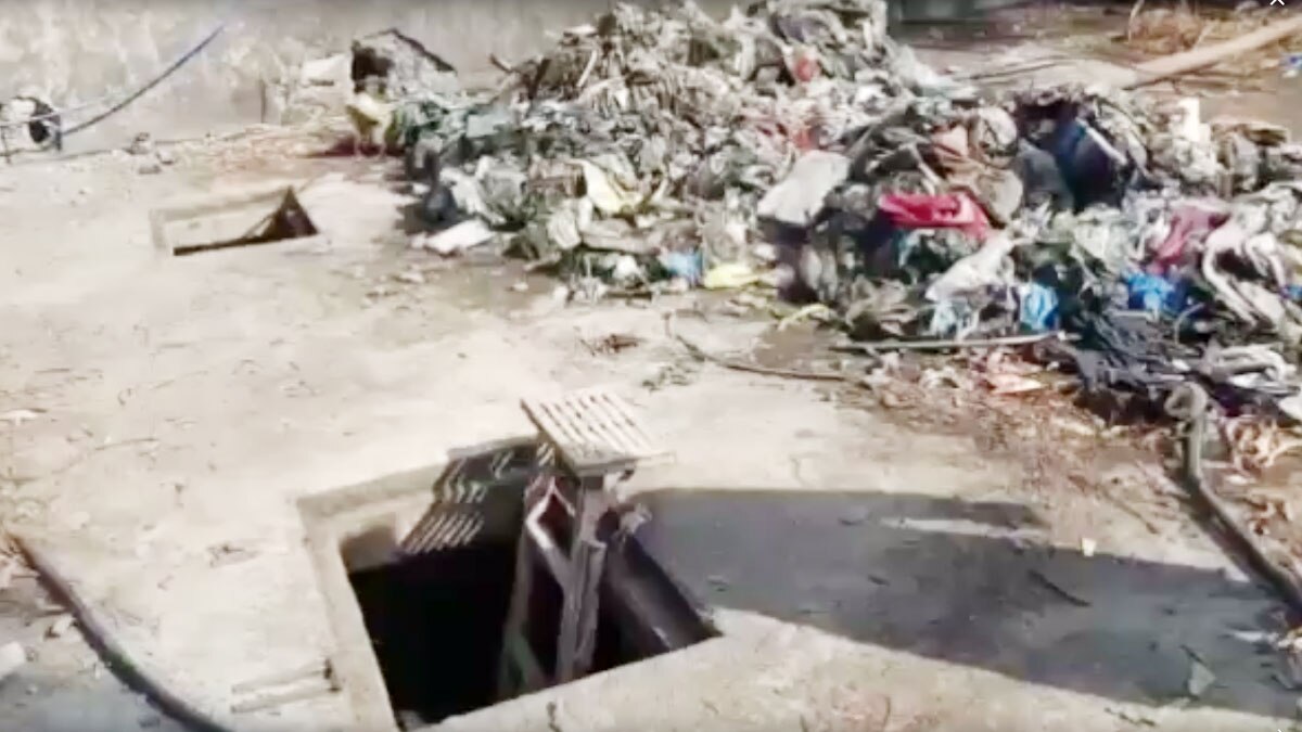 सफाई के काम का निरीक्षण करने मैनहोल में उतरी महिला ऑफिसर 