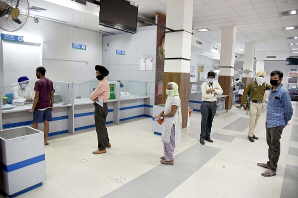 बैंकों की संख्या घटाने के पक्ष में सरकार