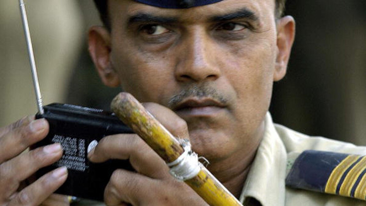 ट्रक पलटा और गांव वालों ने लूट लिया लाखों का सामान 