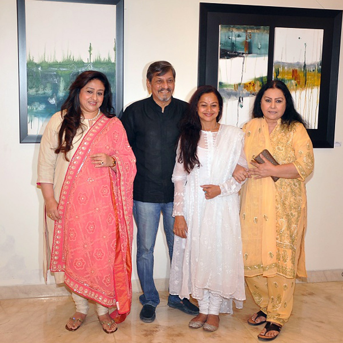 ब‍िंंद‍िया गोस्वामी को-स्टार्स के साथ 