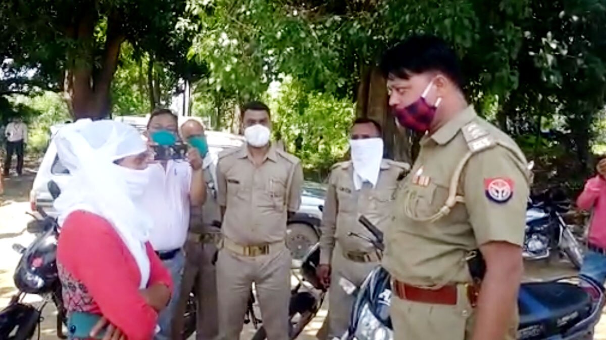 शादी के लिए युवक के घर युवती बैंड बाजा बरात लेकर पहुंची