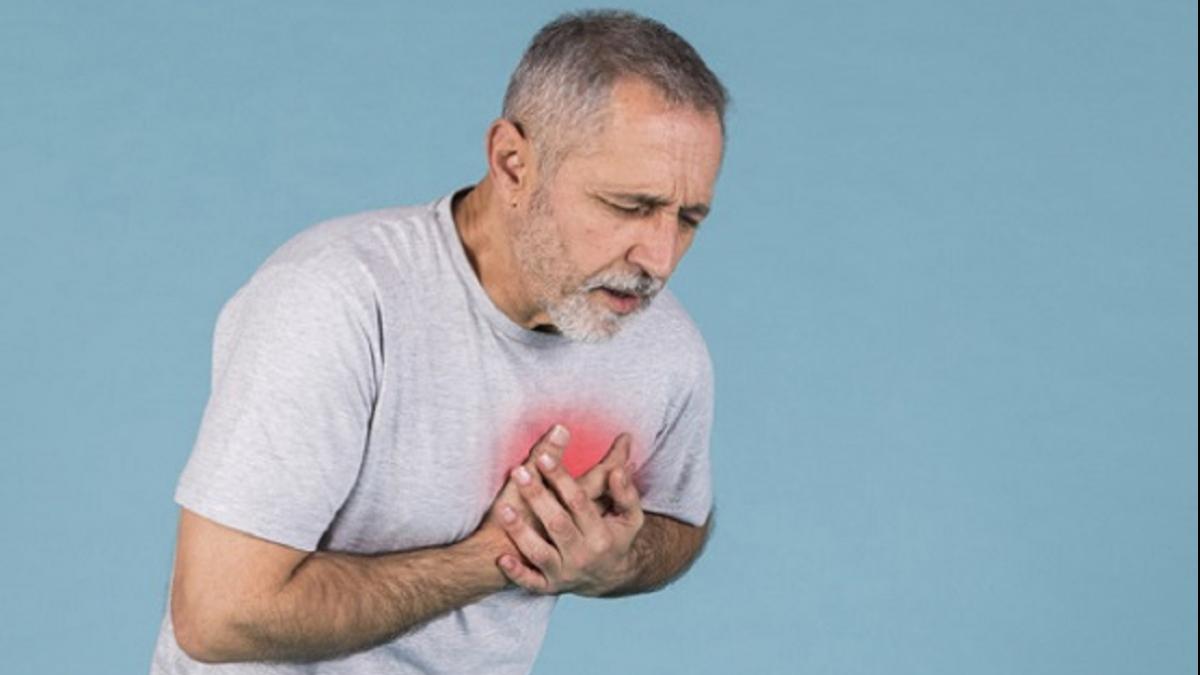 Happy Fathers Day 2021: पिता के शरीर में दिख रहे ये लक्षण खतरे का संकेत, 50 की उम्र वाले रहें सावधान