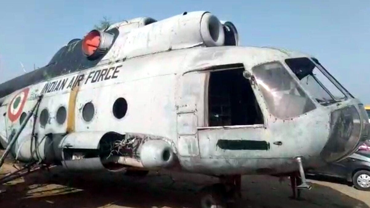 तीन हेलिकॉप्टर  लेकर शहर में पहुंचा कबाड़ी तो हैरान रह गए लोग