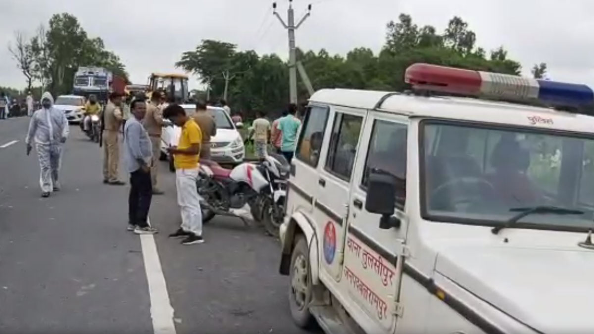 गड्ढे में गिरी कार एक परिवार के छह लोगों की मौत