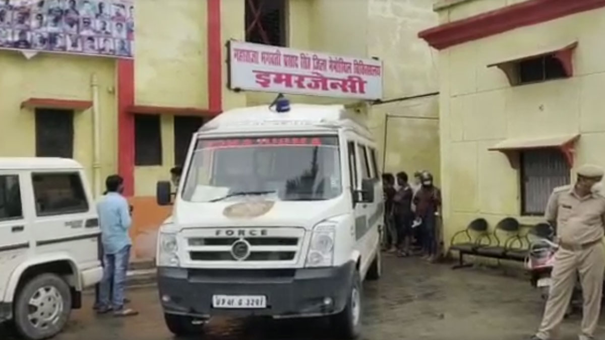 गड्ढे में गिरी कार एक परिवार के छह लोगों की मौत