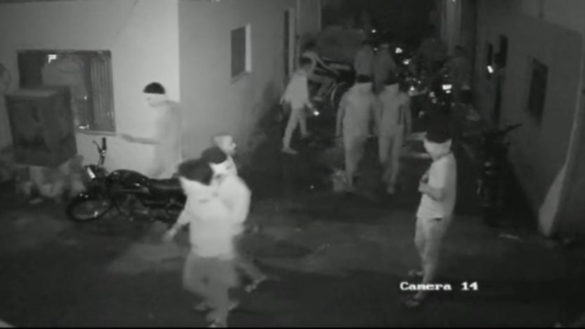 गुस्साए कुरियर बॉय ने कर दी फायरिंग 