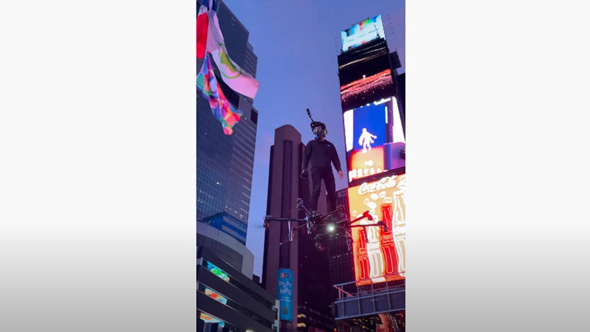 सुपरमैन-स्पाइडरमैन नहीं, ये इंसान अचानक 'हवा में उड़ने' लगा, देखें VIRAL VIDEO