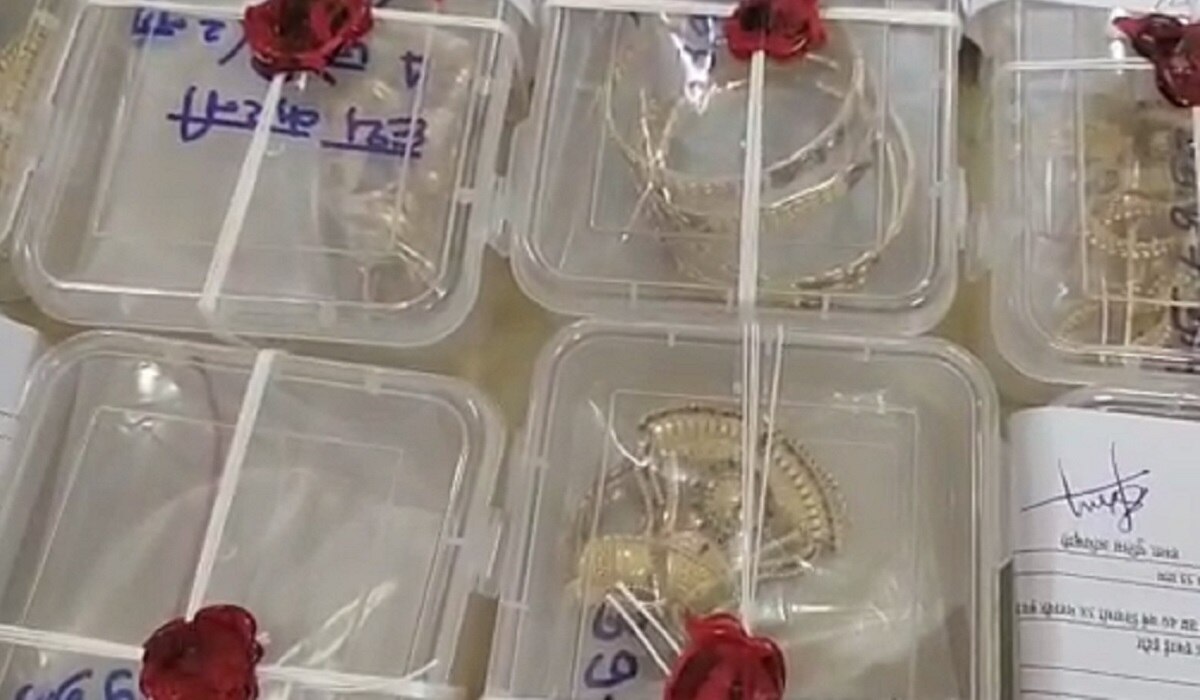 सोने का बिस्किट और तस्कर