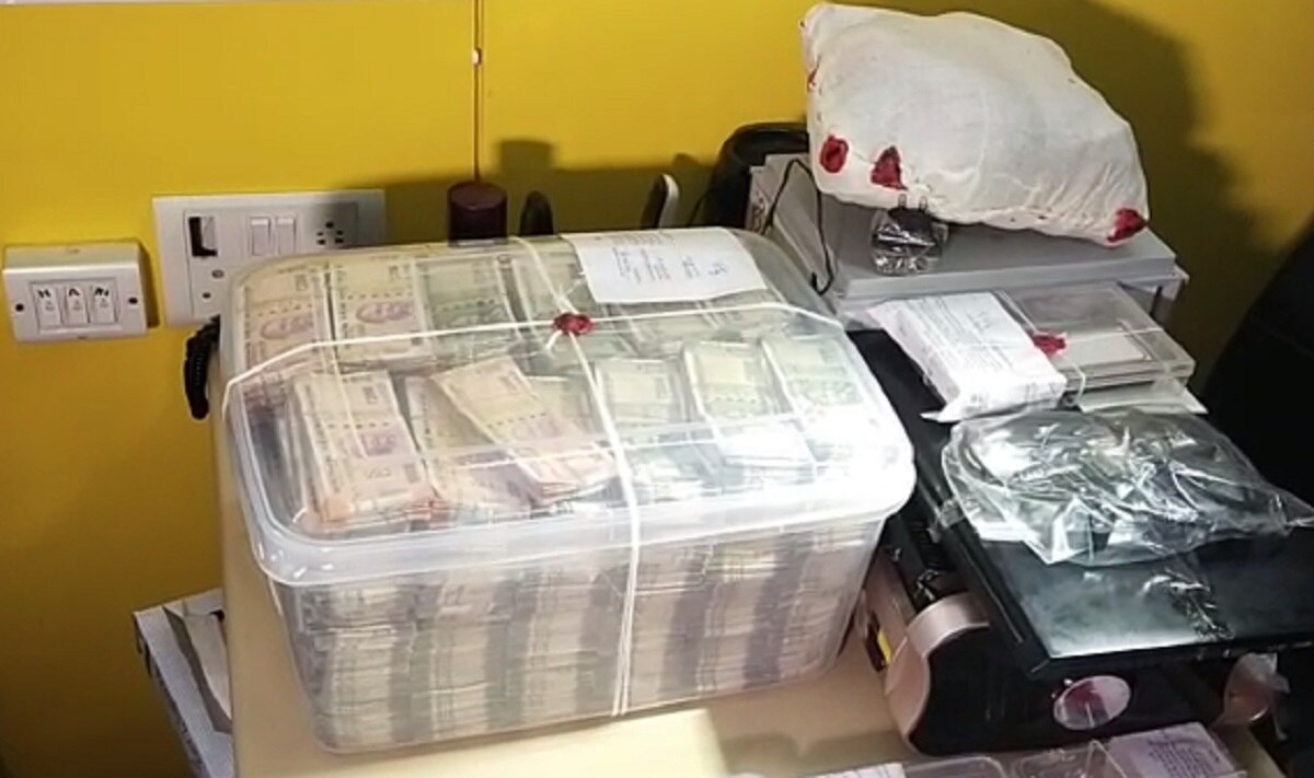 सोने का बिस्किट और तस्कर