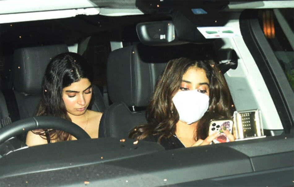 जाह्नवी कपूर-खुशी कपूर 