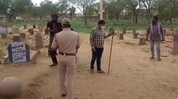 कब्रिस्तान में दफन शख्स के जिंदा होने की अफवाह फैली कब्रिस्तान में दफन शख्स के जिंदा होने की अफवाह फैली