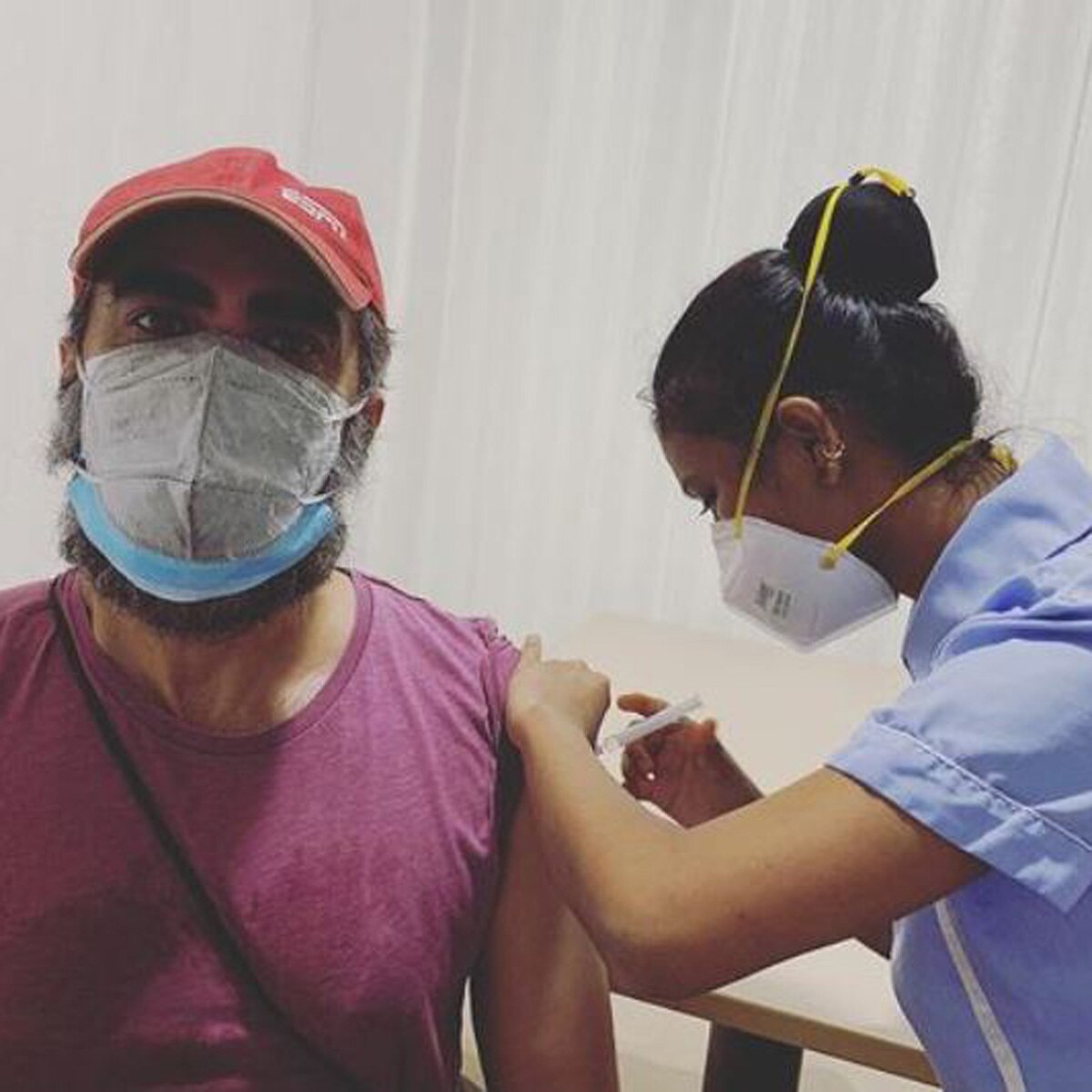 कोरोना की वैक्सीन लगवाते रणवीर शौरी