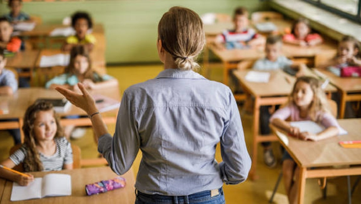 छात्र संग फरार महिला टीचर