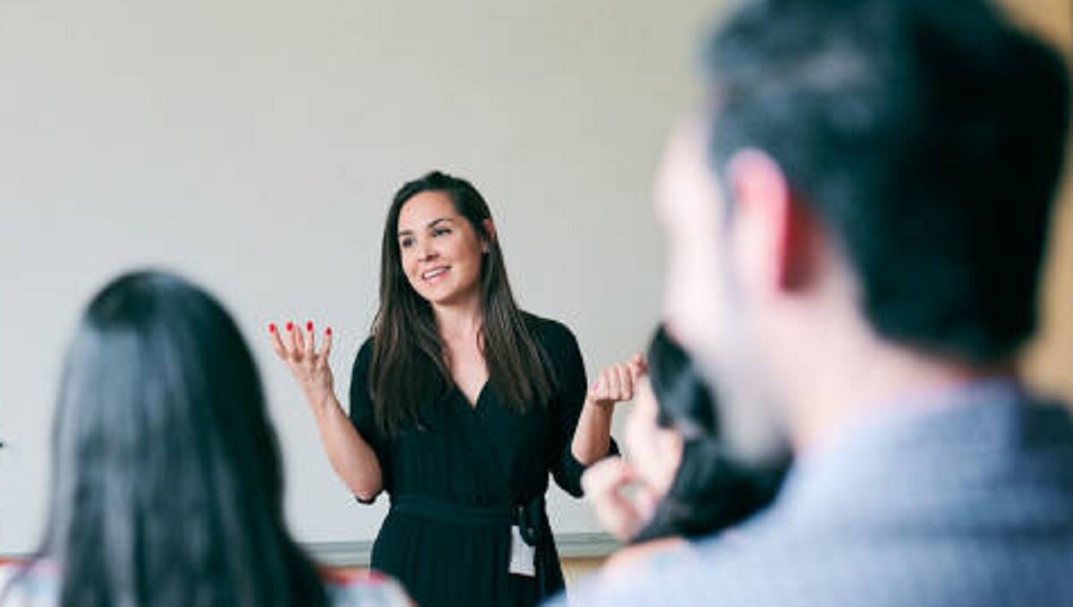 छात्र संग फरार महिला टीचर