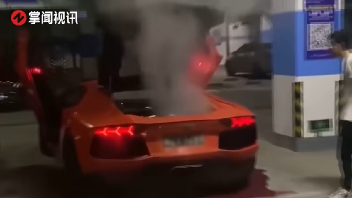 गाड़ी बंद करने के लिए भागता है युवक