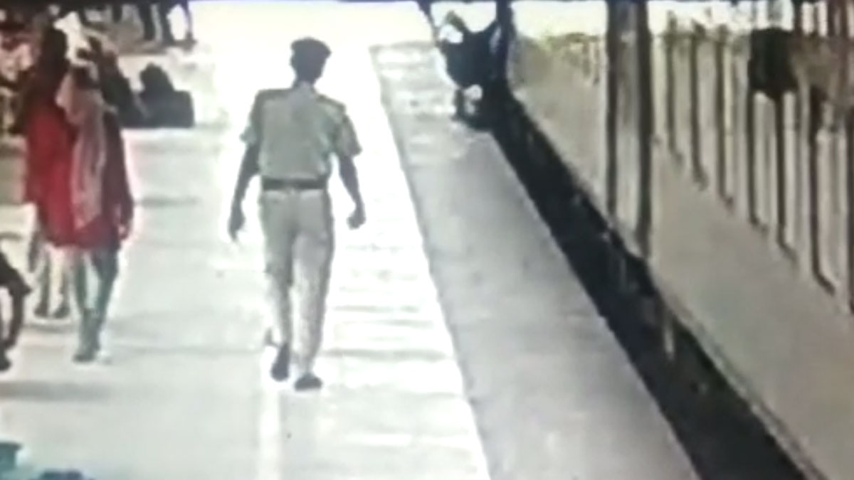 RPF के जांबाज दरोगा ने महज 32 सेकंड बचाई रेलवे यात्री की जान