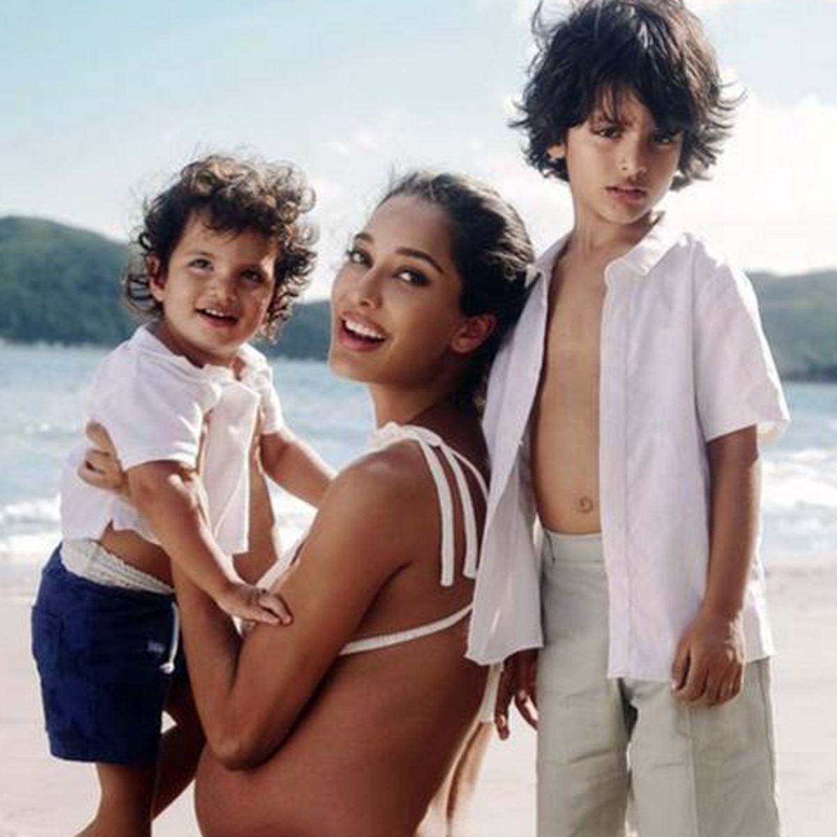 अपने दोनों बेटों संग लीजा