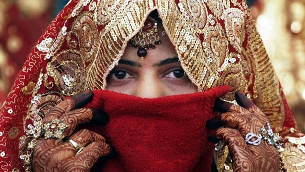 The bride ran away with jewelry