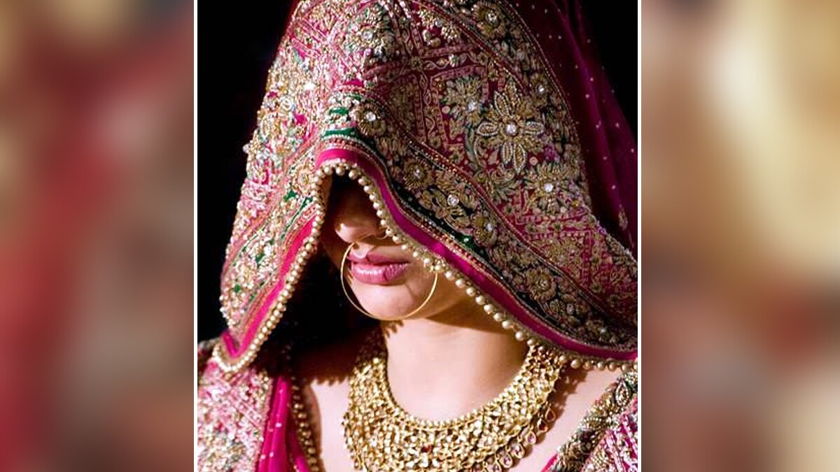 The bride ran away with jewelry