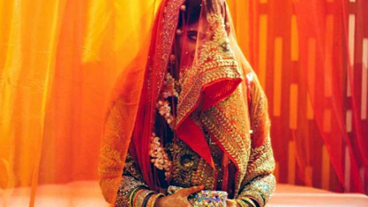 The bride ran away with jewelry