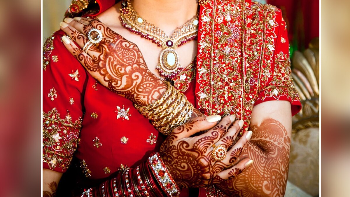 The bride ran away with jewelry