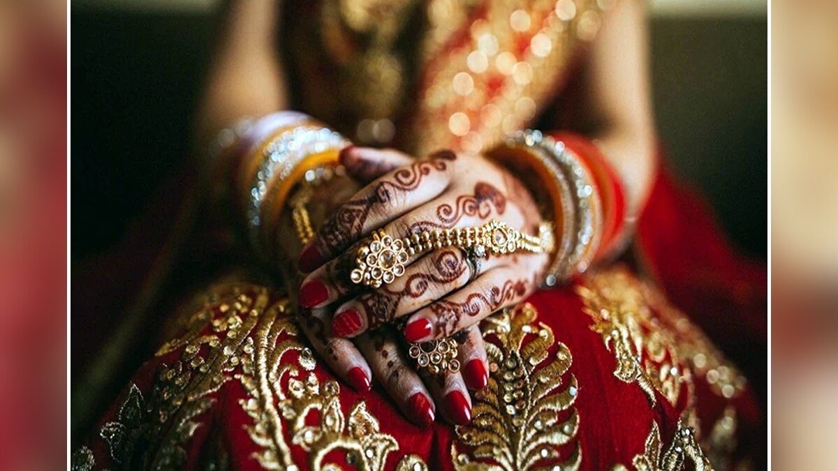 The bride ran away with jewelry