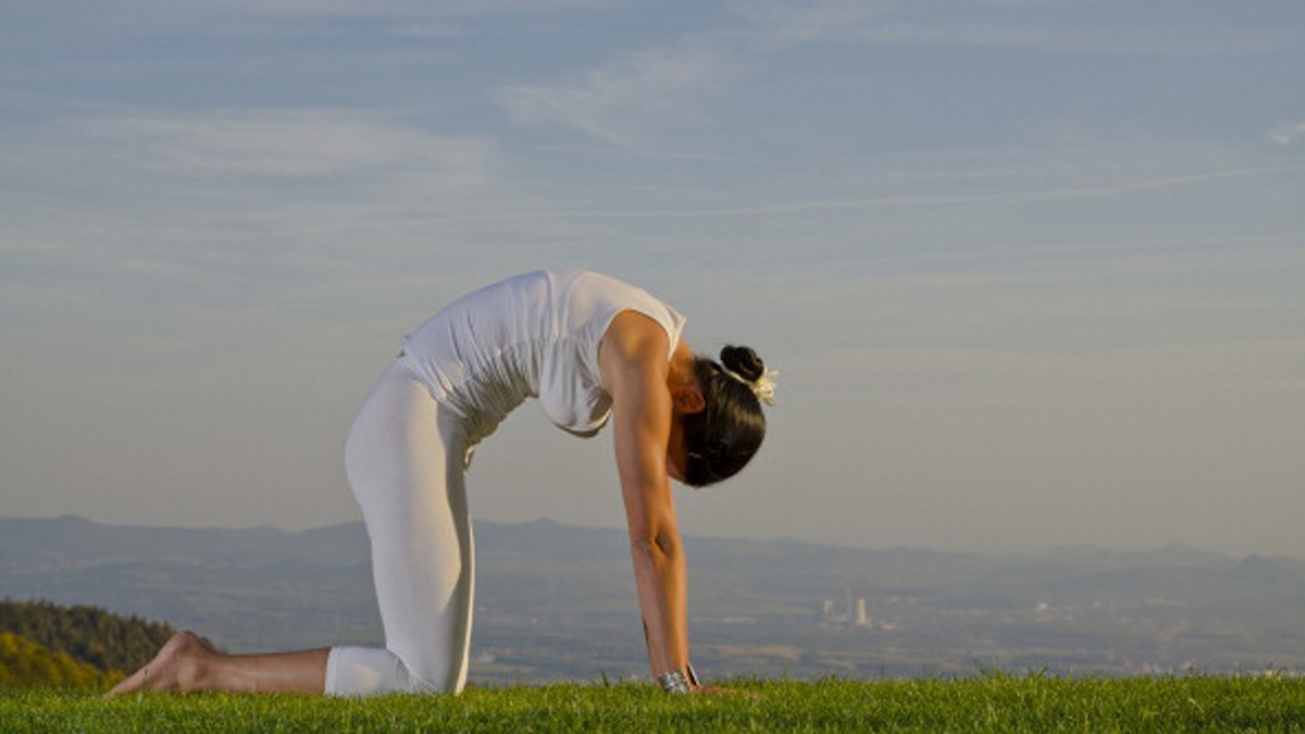 कमर दर्द दूर भगाने वाला आसन