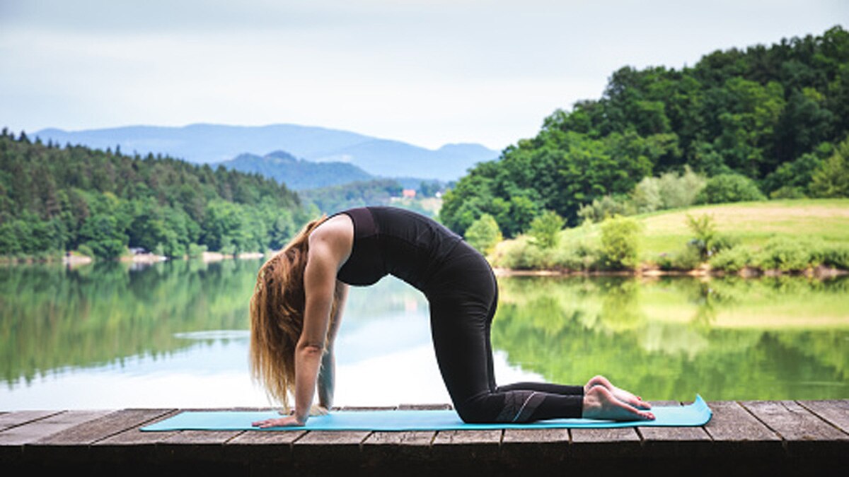 कमर दर्द दूर भगाने वाला आसन