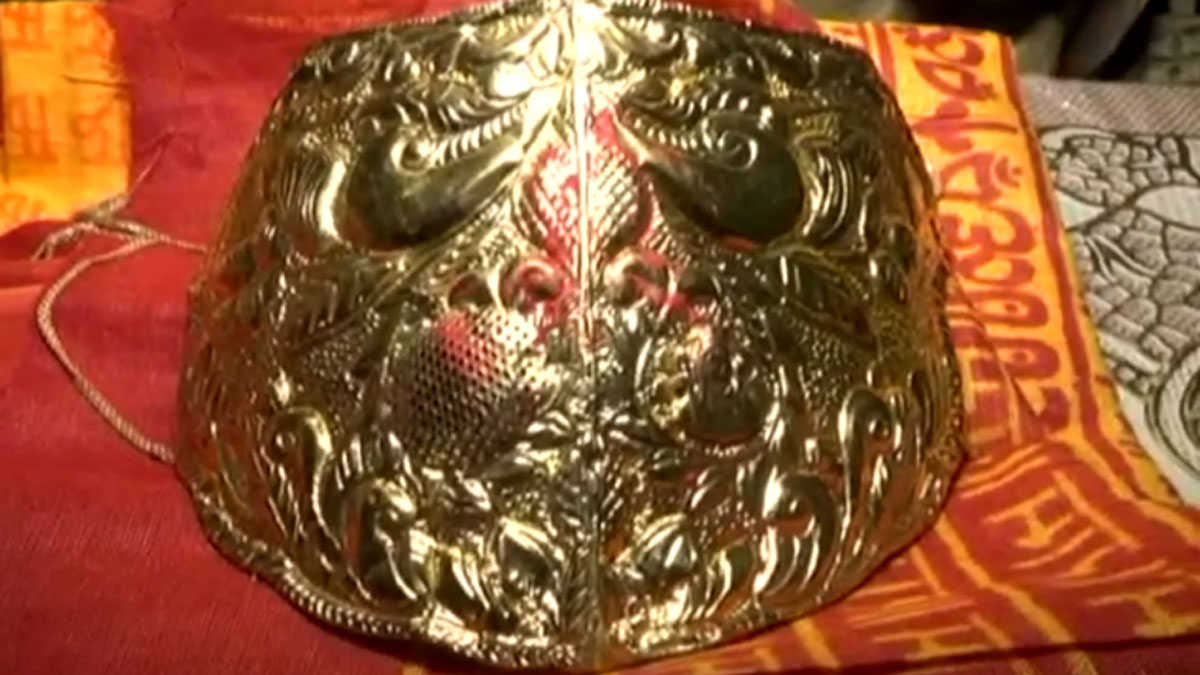 शख्स ने खरीदा 5 लाख रुपये के सोने का मास्क 