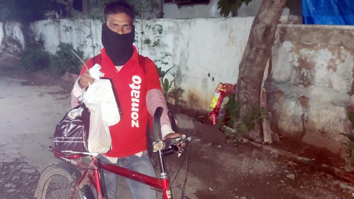 जोमैटो डिलीवरी बॉय ने 15 मिनट में पहुंचाई चाय, मिला 73,000 का तोहफा