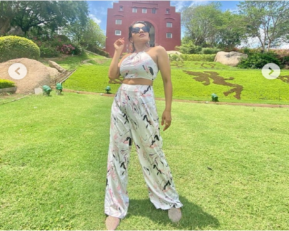 Monalisa backless dress photoshoot