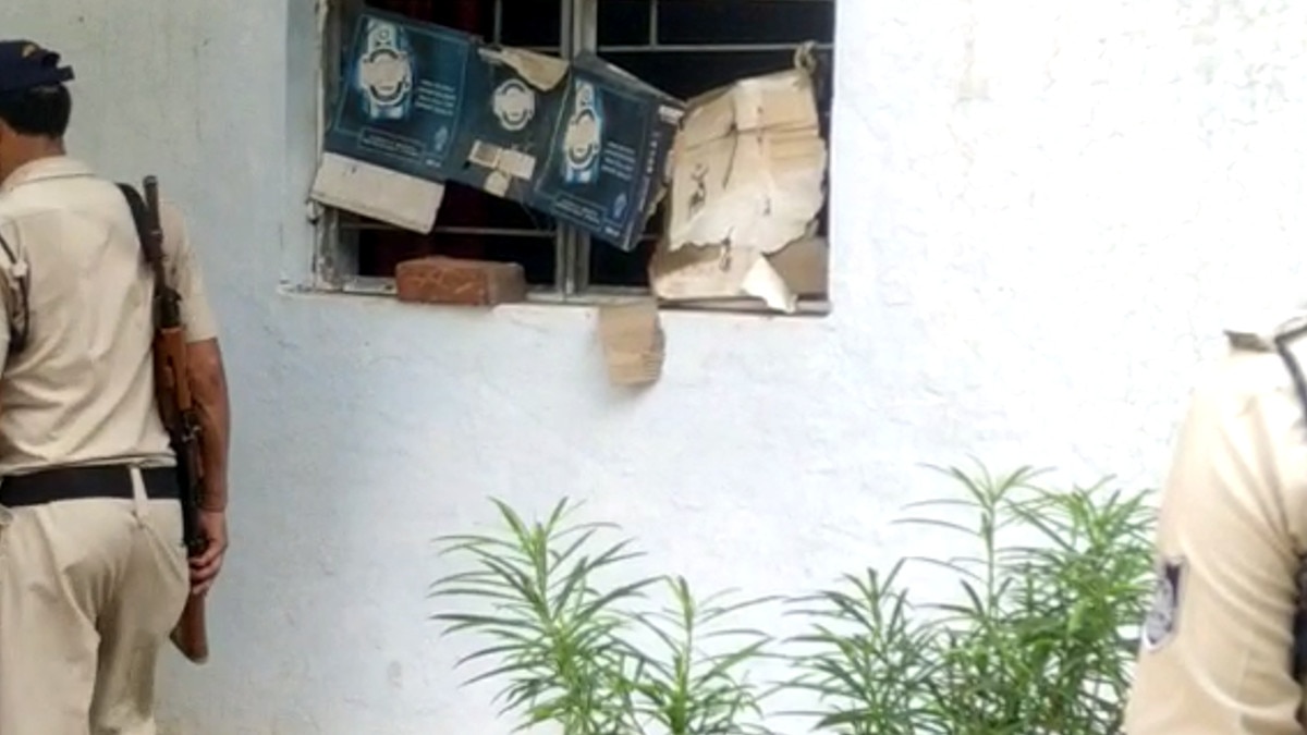 पुल‍िस चौकी से चोरी हो गईं बंदूकें और कारतूस